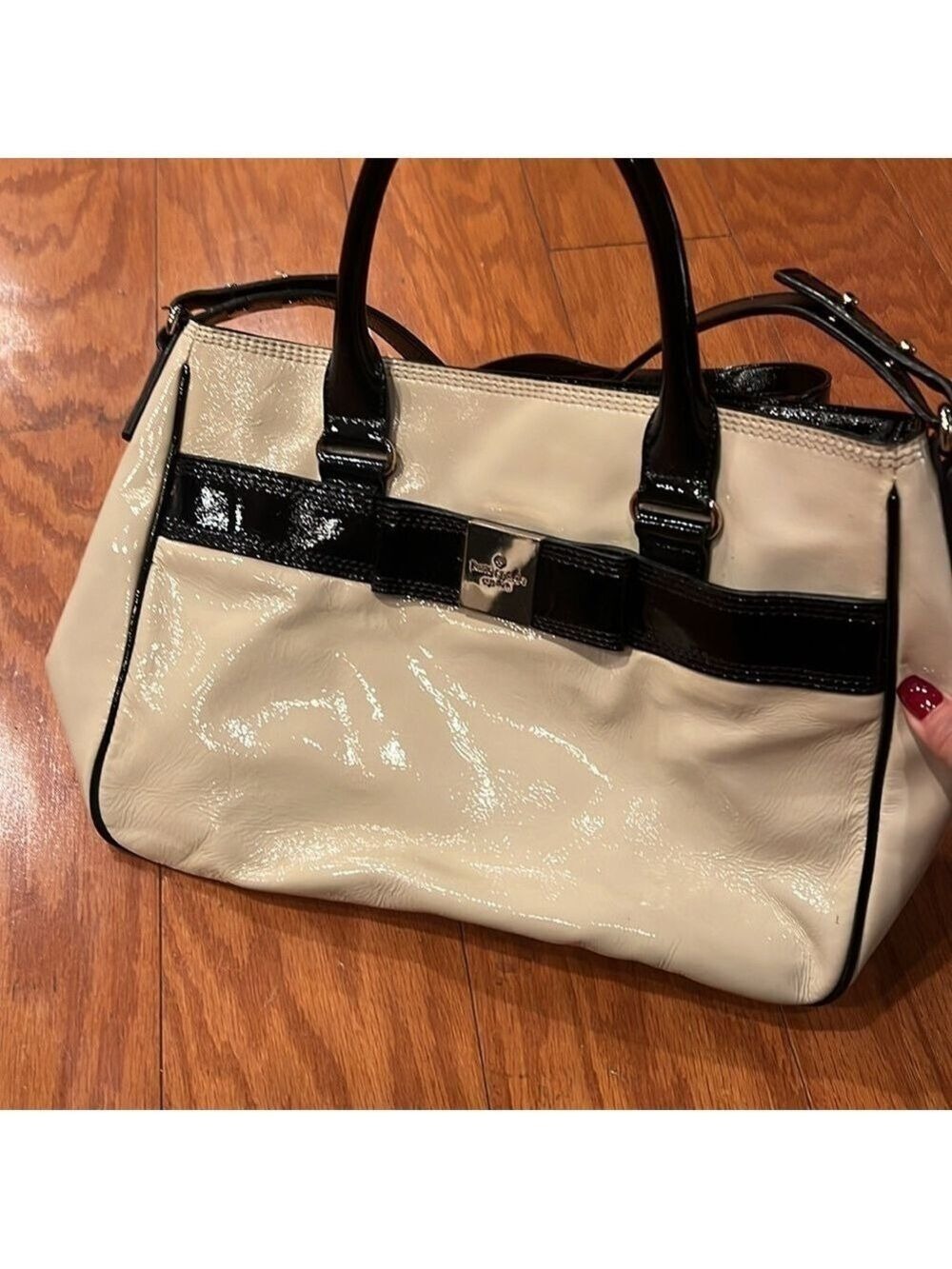 Kate spade cream and black patent leather bow detail crossbody shoulder bag - Picture 3 of 13